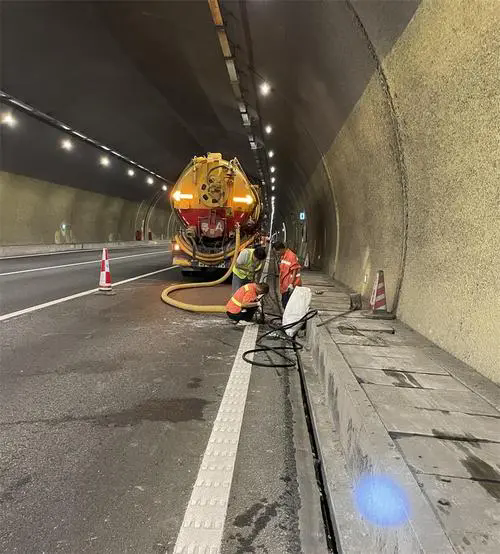 库车隧道排水渠清淤